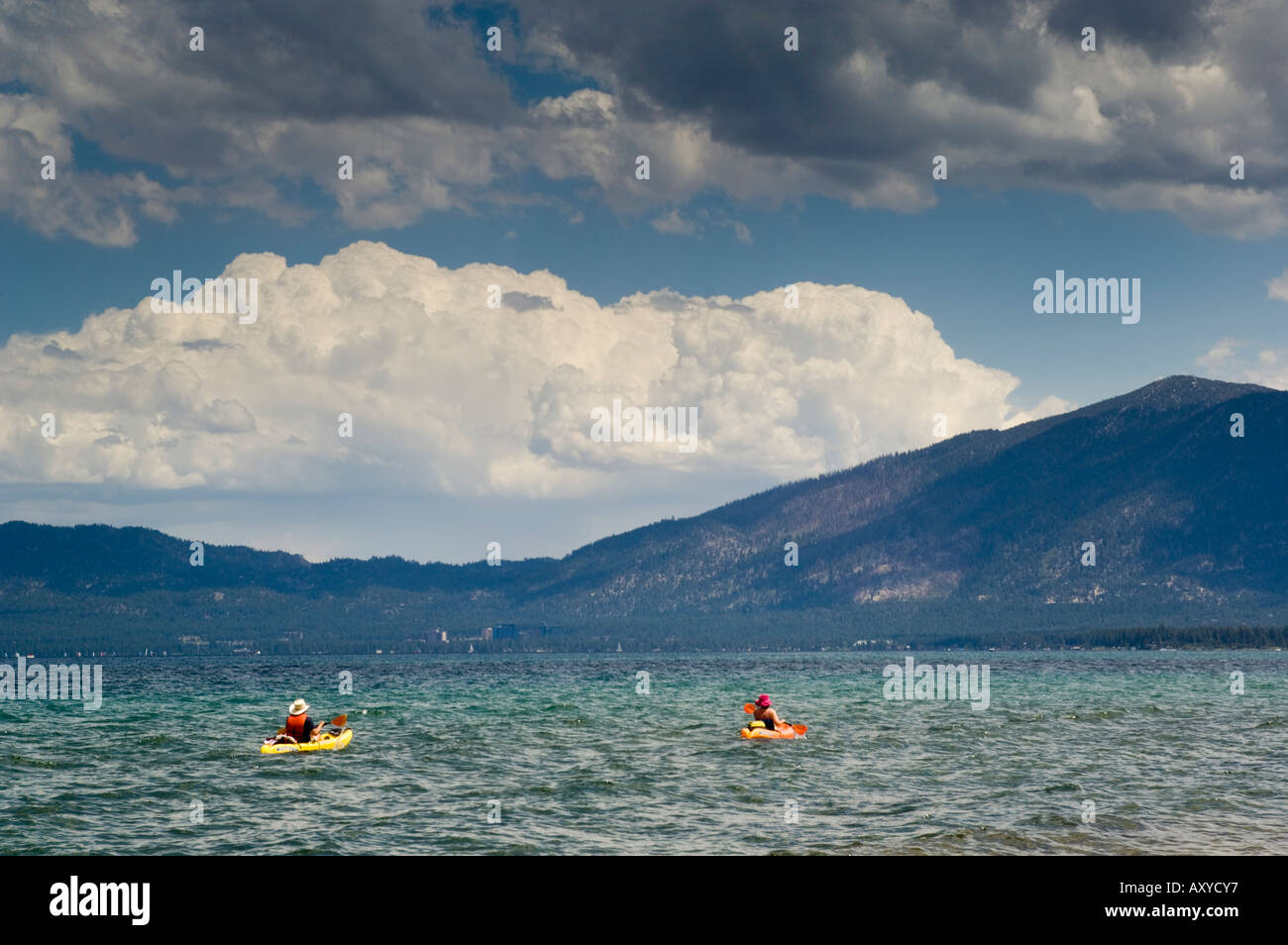 Coppia di persone adulte in kayak sulle acque del lago di Tahoe dalla Kiva Beach California Foto Stock