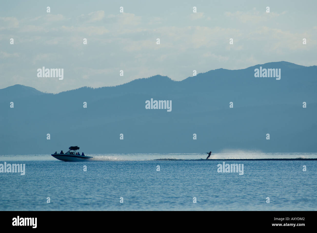 Acqua sciatore e barca di velocità su acqua calma in mattinata South Shore lago Tahoe da Kiva Beach California Foto Stock