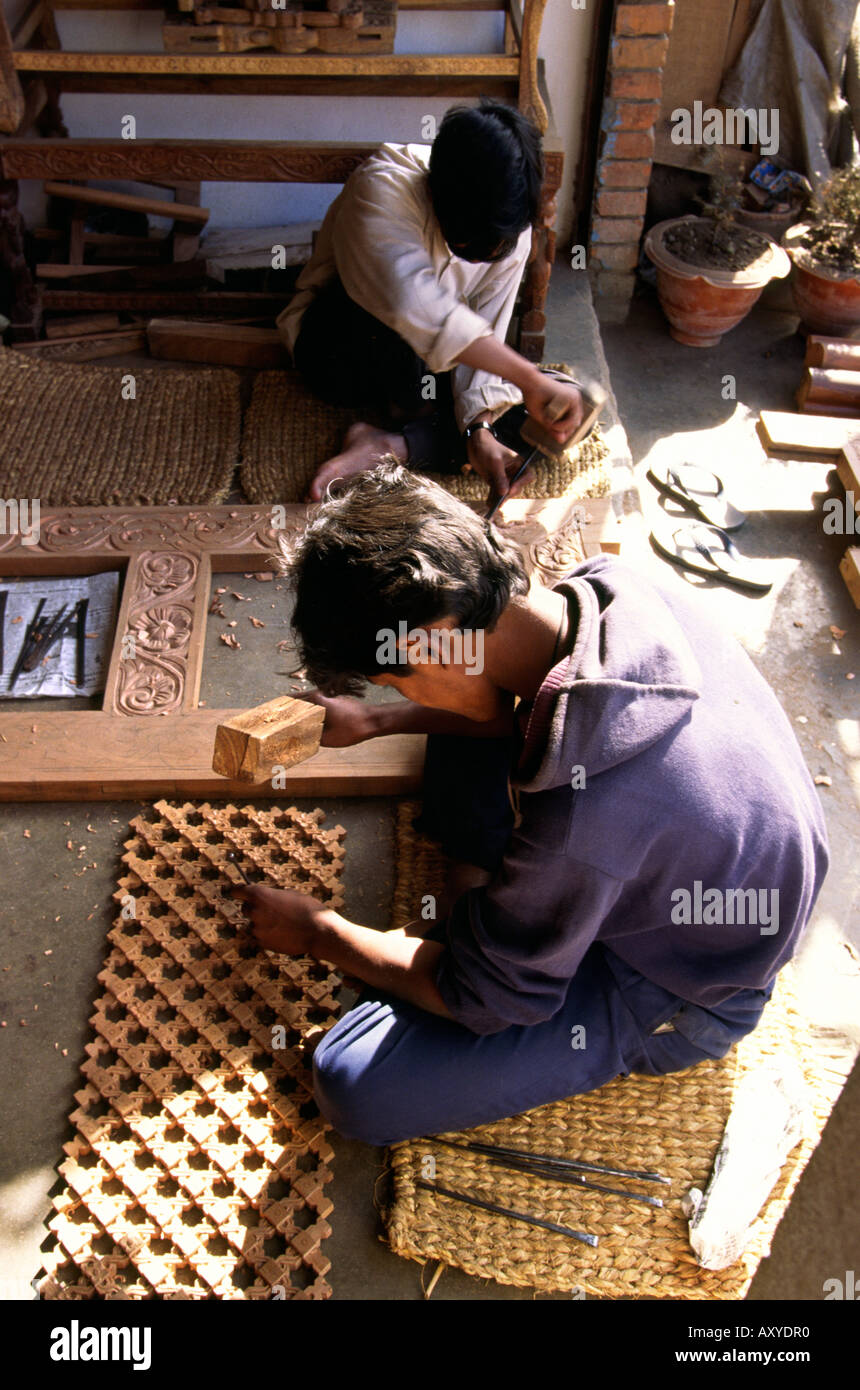 Il Nepal Patan artigianato uomini carving decorazione sul telaio della porta e schermo Foto Stock