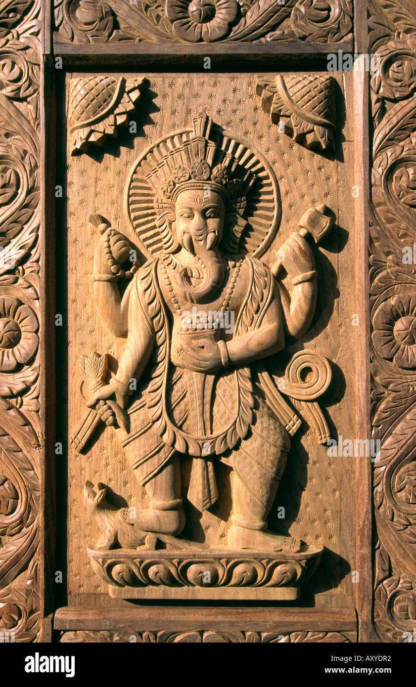 Il Nepal Patan artigianato decorazioni scolpite sul pannello della porta Ganesh elefante indù dio Foto Stock