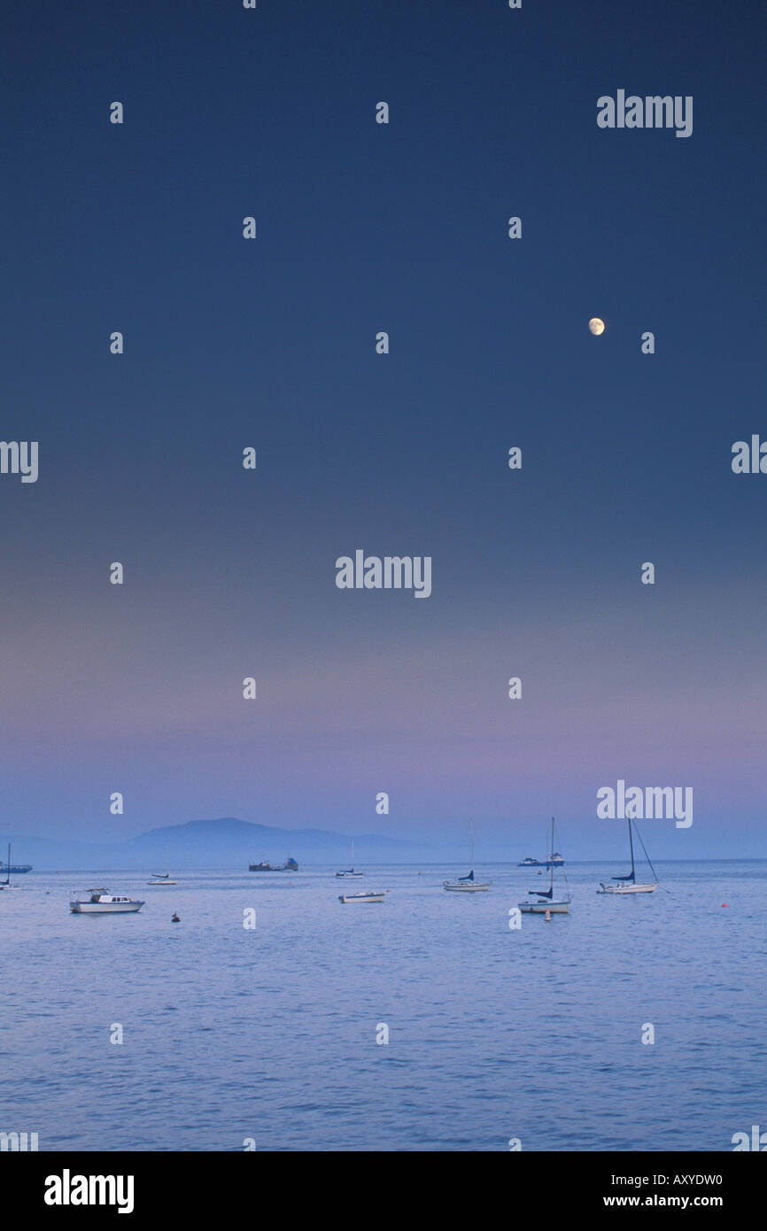 Luna crescente al tramonto su barche ancorate al largo da Stearns Wharf Santa Barbara costa del Sud California Foto Stock