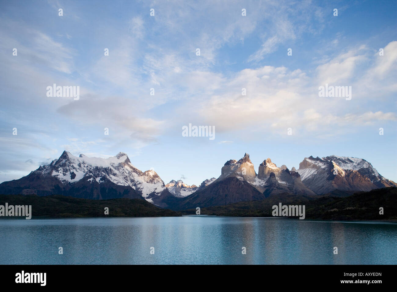Paine corna (Cuernos) sulla destra e Big Paine (Paine Grande) sul lato sinistro visto dal Lago Pehoe, Torres del Paine, Patagonia, Cile Foto Stock