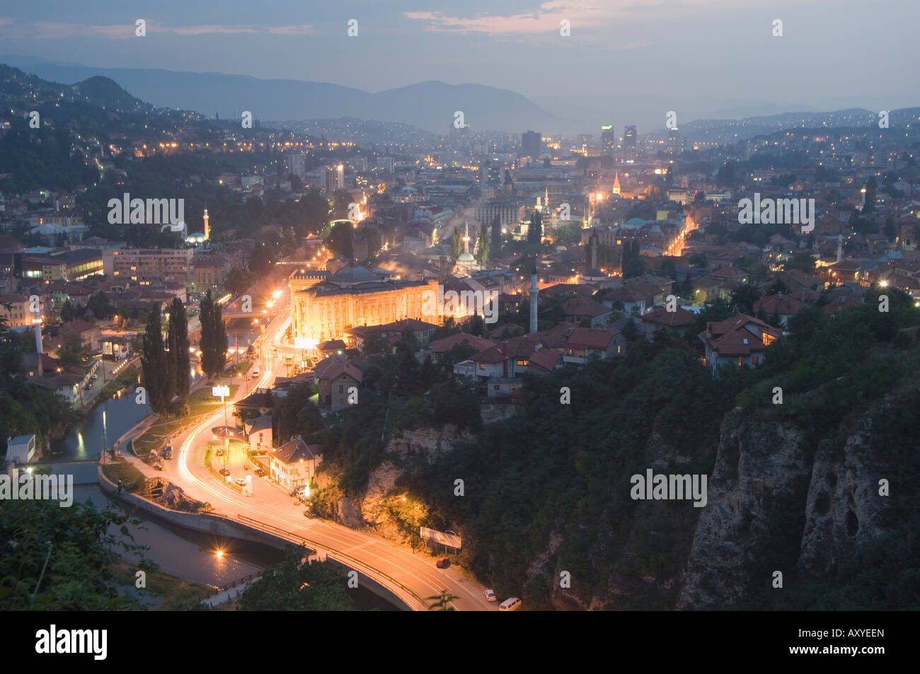 Panoramica vista notturna della città, Sarajevo, Bosnia, Bosnia Erzegovina, Europa Foto Stock