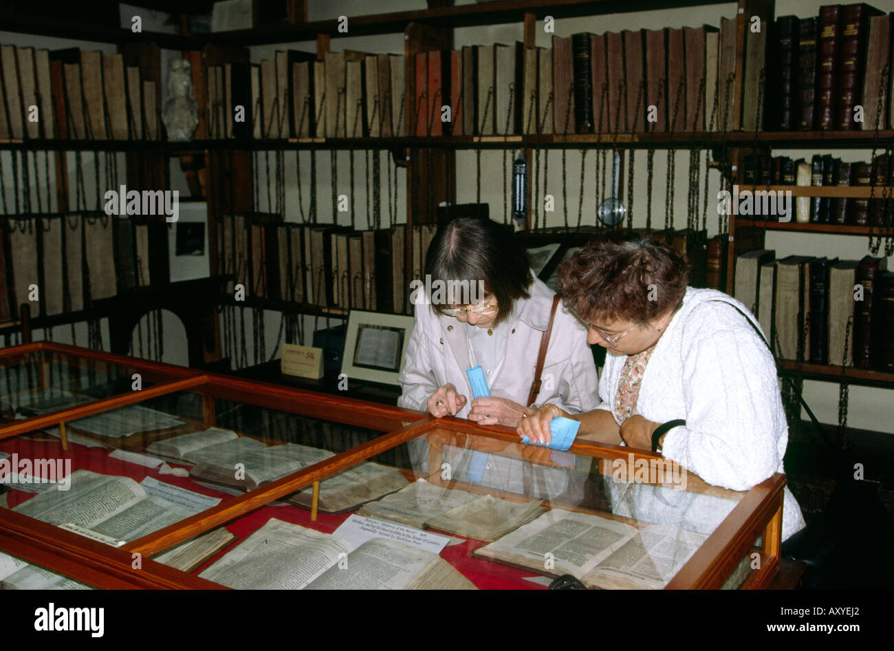 Dorset Regno Unito Wimborne Minster visitatori nella libreria concatenata Foto Stock Dorset Regno Unito Wimborne Minster visitatori nella libreria concatenata Foto Stock
