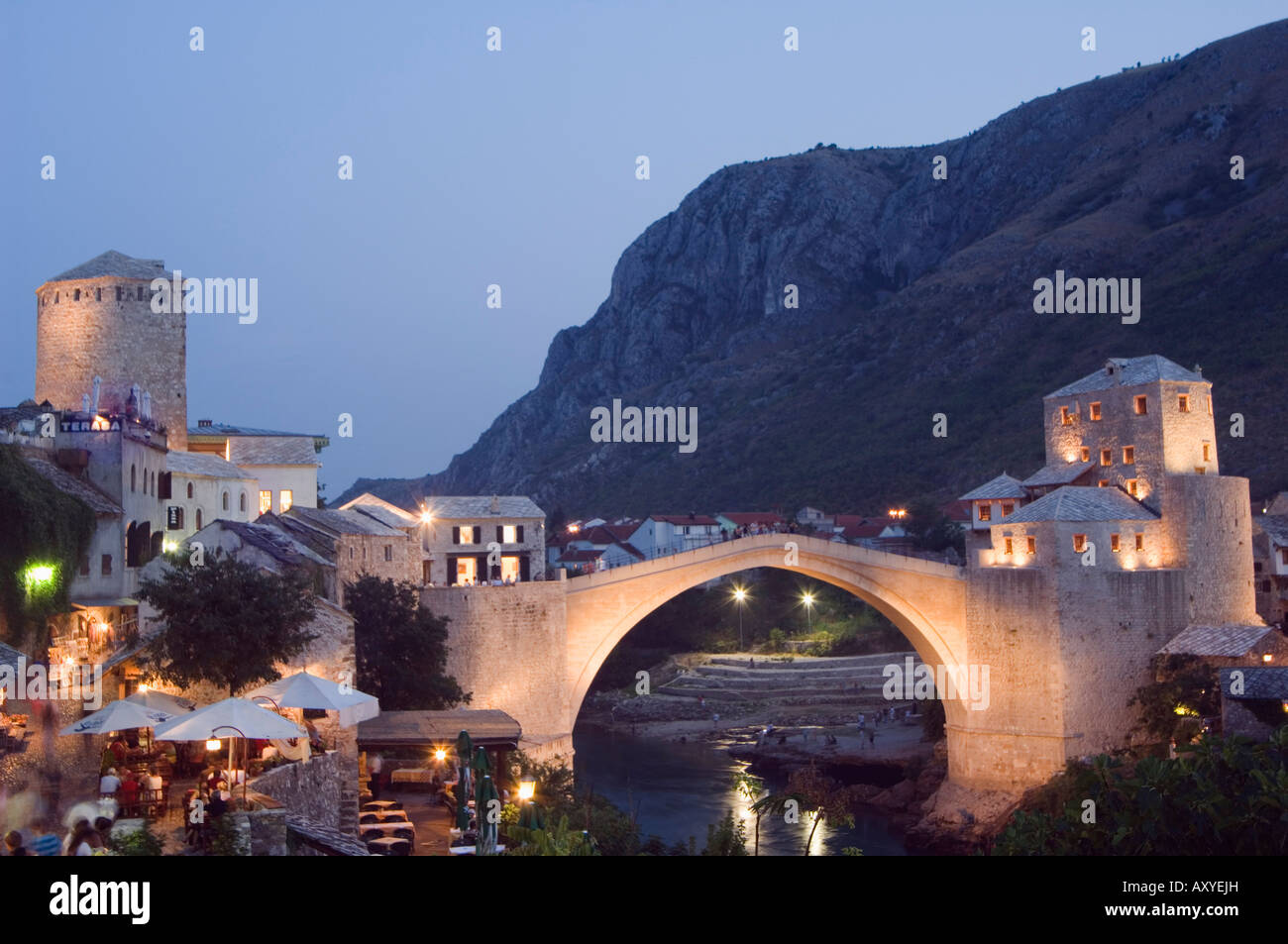 Stari Most ponte di pace sul fiume Neretva, sera, Mostar, Bosnia, Bosnia Erzegovina, Europa Foto Stock
