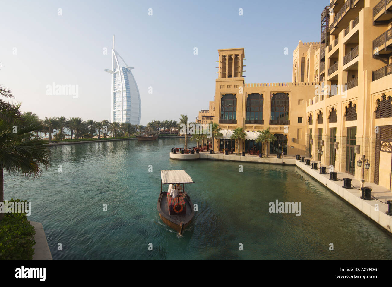 Madinat Jumeirah Hotel e il Burj Al Arab oltre, Dubai, Emirati Arabi Uniti, Medio Oriente Foto Stock