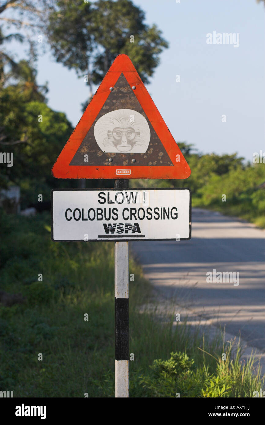 Cartello stradale di avvertimento di attraversamento di Zanzibar Red Colobus Jozani Zanzibar Foto Stock