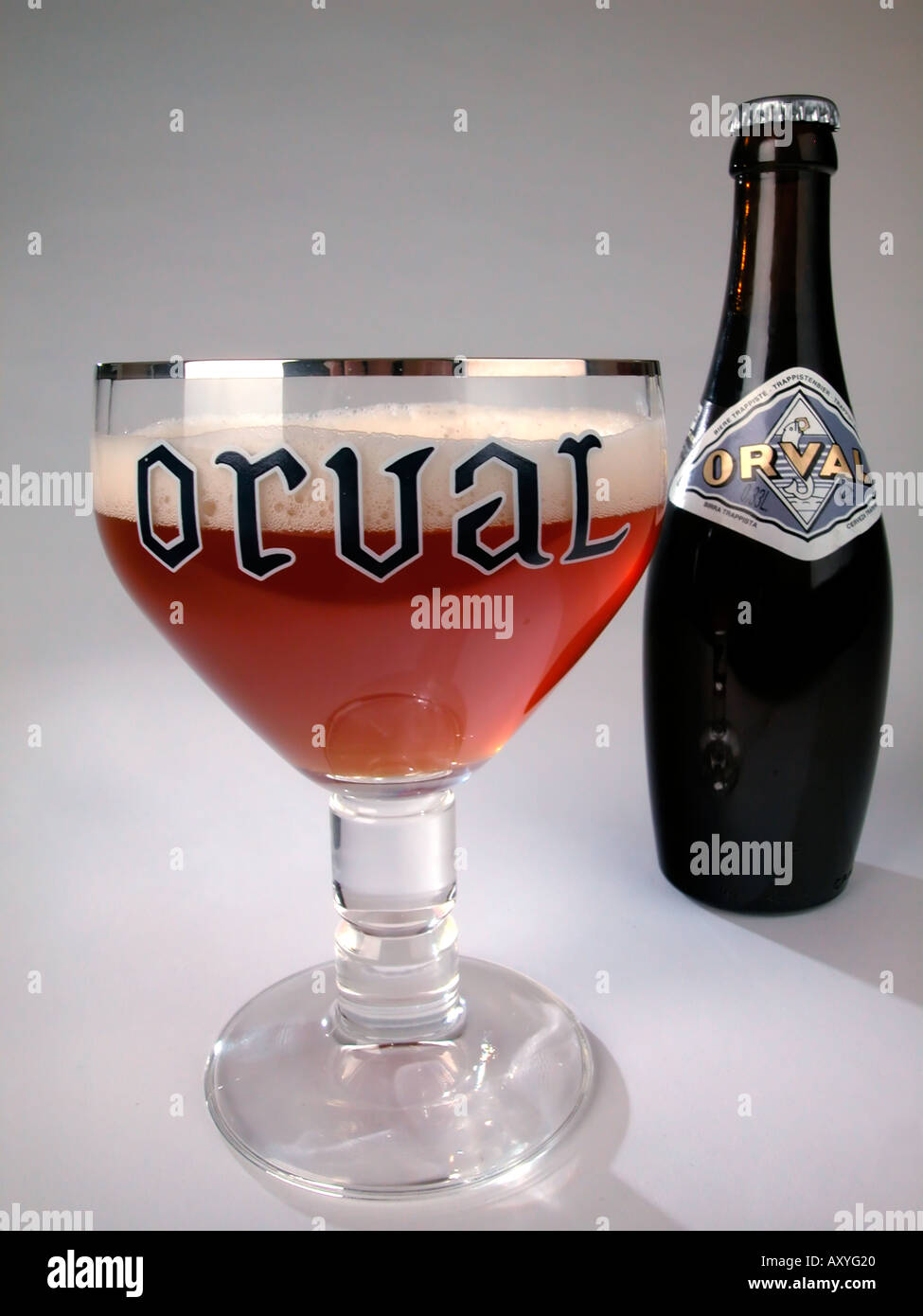 Bottiglia e bicchiere di Orval Trappist ale Florenville Belgio Foto stock -  Alamy