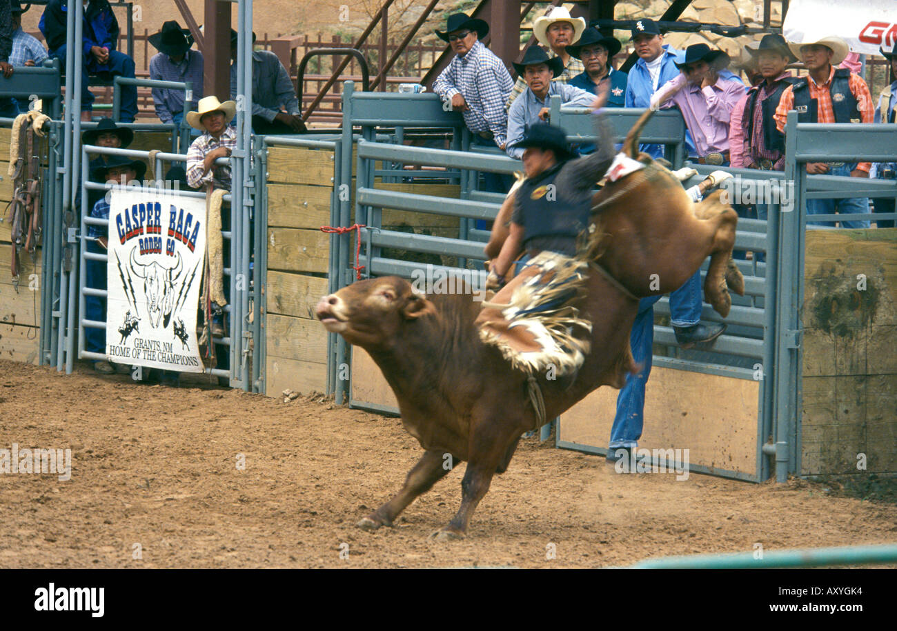 Gallup - New Mexico - USA - ottantacinquesimo Inter-festival tribali Rodeo Bull e pilota in calci volanti Foto Stock