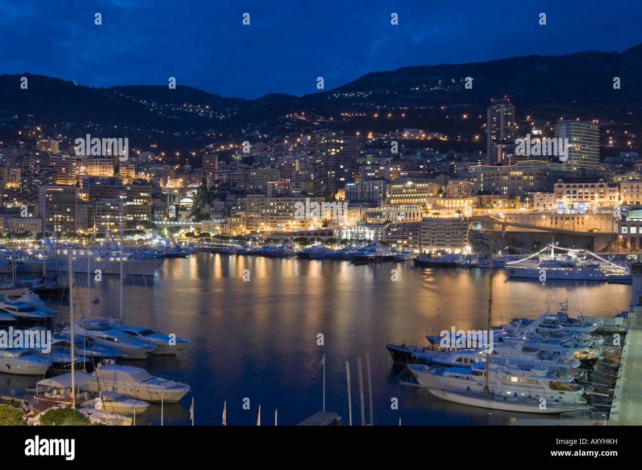 Lungomare di notte, Monte Carlo, il Principato di Monaco, Cote d'Azur ...