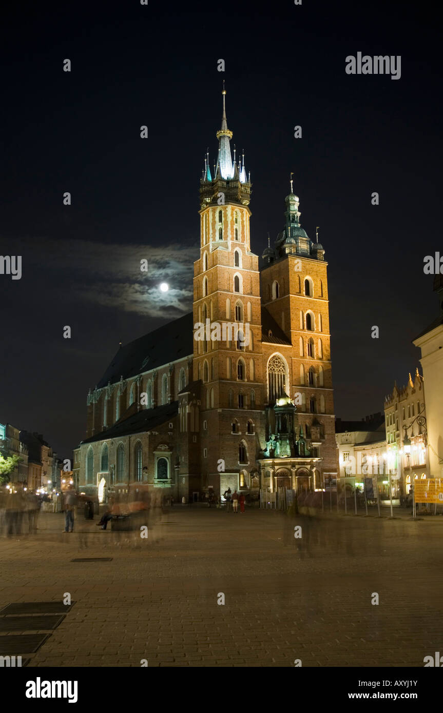 Night Shot di Saint Marie Chiesa o Basilica, la piazza principale del mercato, Città Vecchia, Cracovia, UNESCO sito Hertitage, Polonia Foto Stock