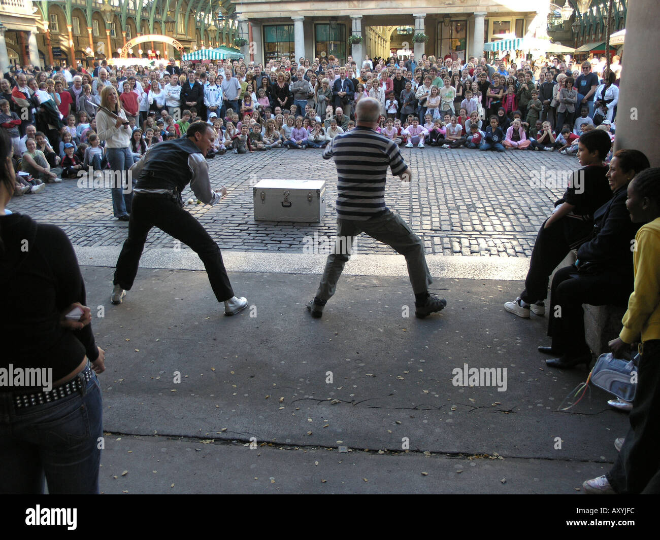 Teatro di strada attrae grandi folle in piazza al Covent Garden di Londra UE Foto Stock