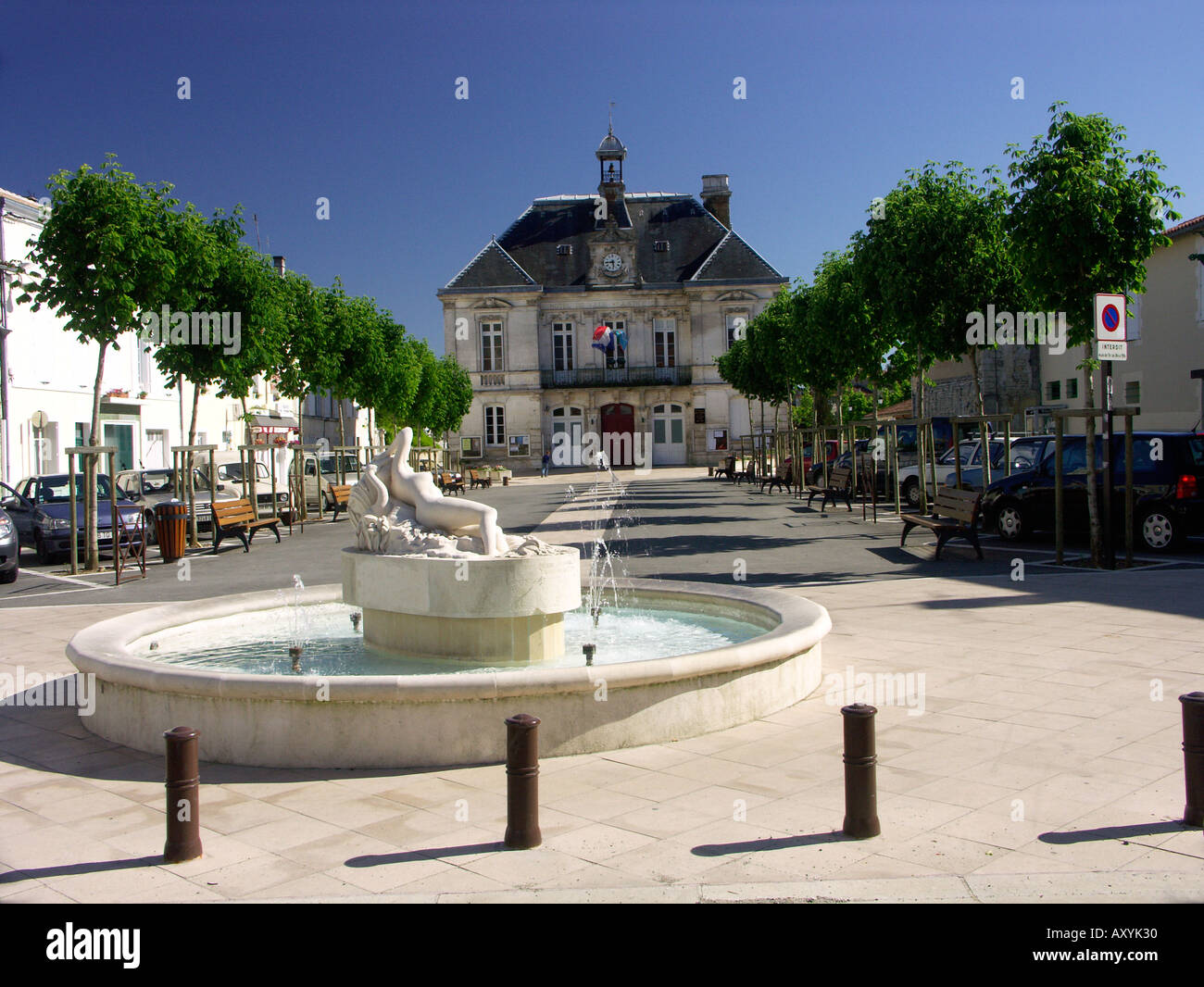 Fontana nella piazza della città di Aigre Charente Francia Cognac Foto Stock