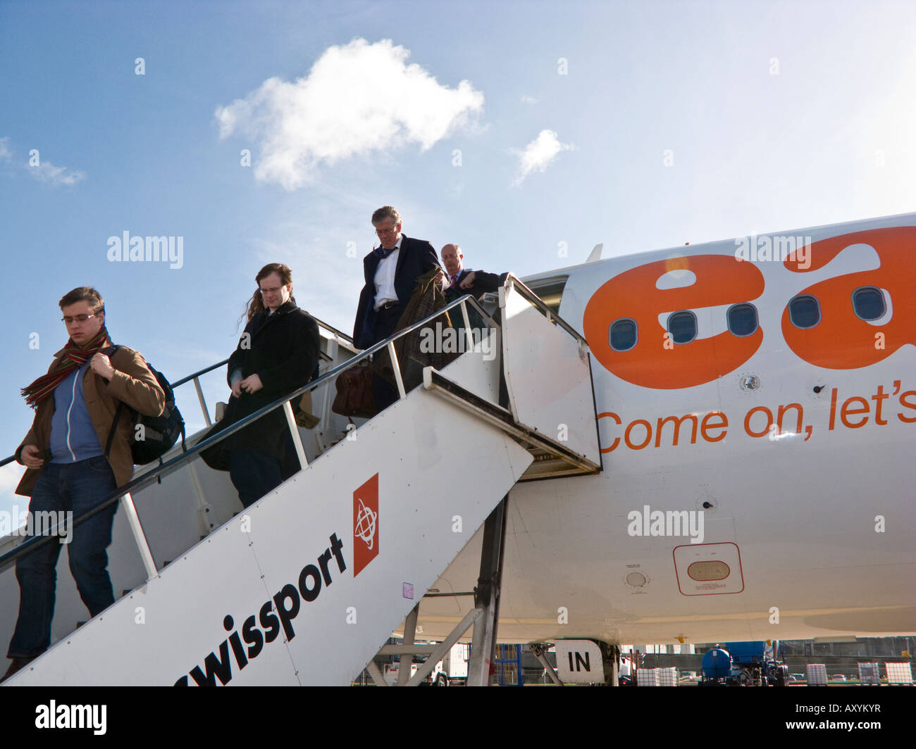 Lo sbarco dei passeggeri del volo EasyJet, l'aeroporto di Stansted, England, Regno Unito Foto Stock