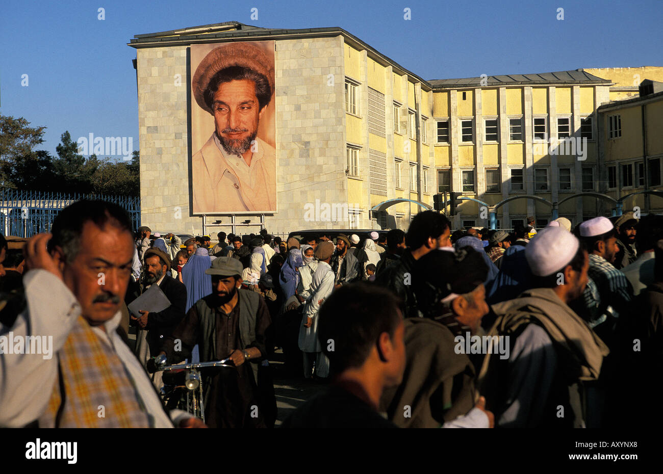 Kabul centro città con sulla parete un ritratto del comandante Ahmad Shah Massud Foto Stock