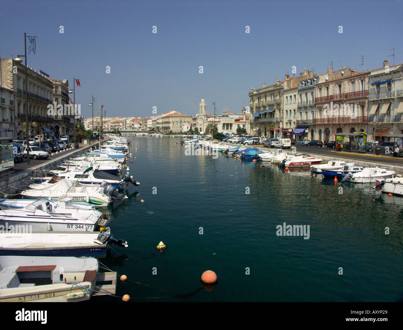 Imbarcazioni da diporto ormeggiate nel canale principale Sète Hérault nel Languedoc Francia Foto Stock