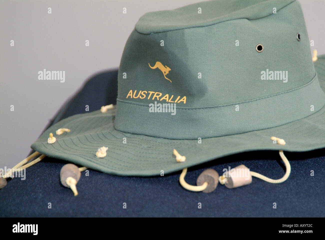 Australian, Australia, cappello, sughero, volare, mosche, kanagroo,  stringa, stringhe di cliché, fumetti, commedia, sterotype, outback,  aborigeno Foto stock - Alamy