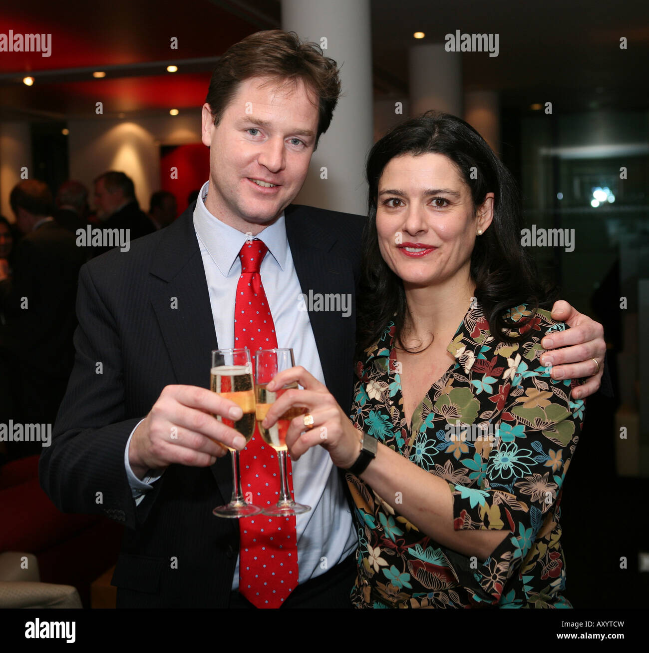 Gruppo del Partito europeo dei liberali democratici Leader Nick Clegg MP e la moglie Miriam celebrare la sua elezione come Leader dei Liberali Democratici Foto Stock