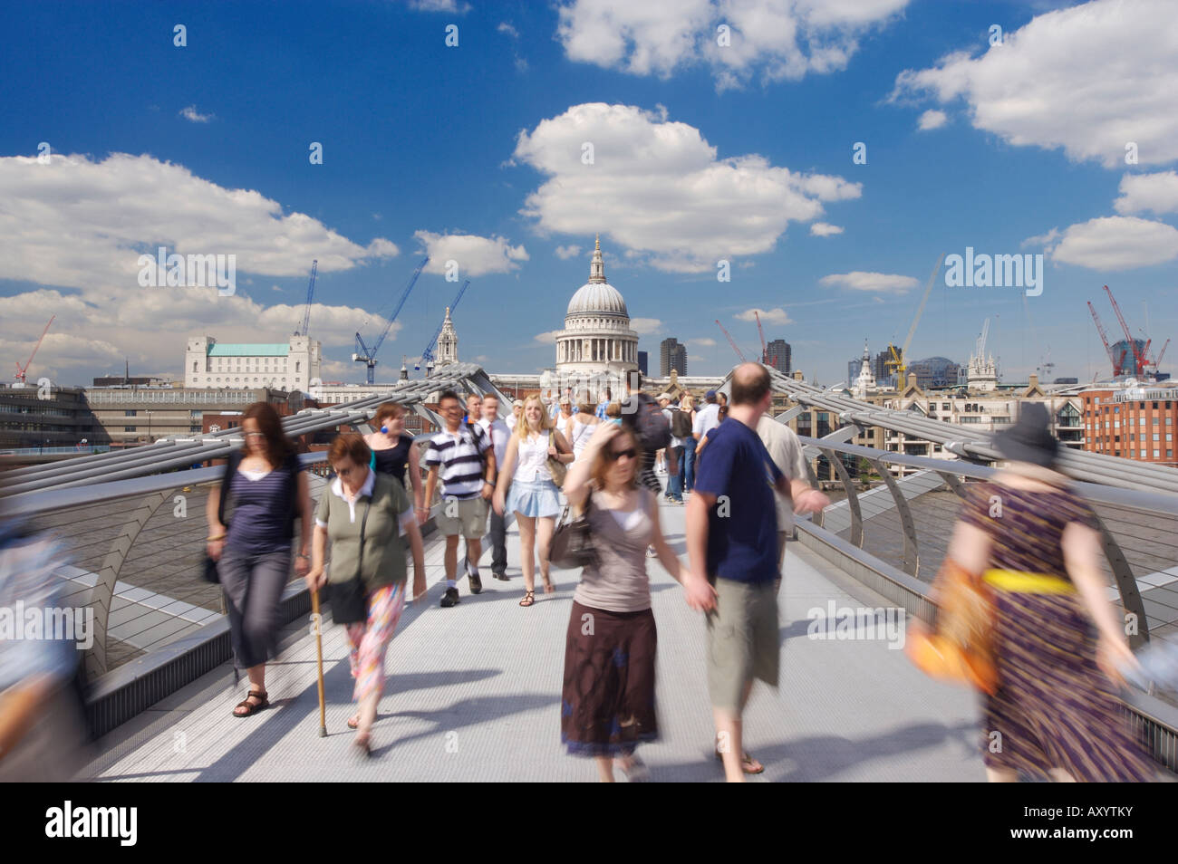 Millennium Bridge, Londra, St Pauls turistica estiva Foto Stock