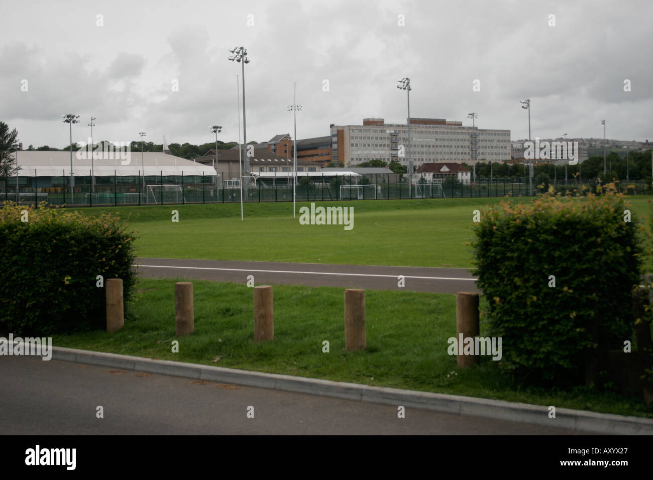 ASHLEIGH ROAD campi da gioco, Swansea, con la nazionale del Galles PISCINA E OSPEDALE SINGLETON IN BACKGROUND, West Glamorgan, Regno Unito Foto Stock