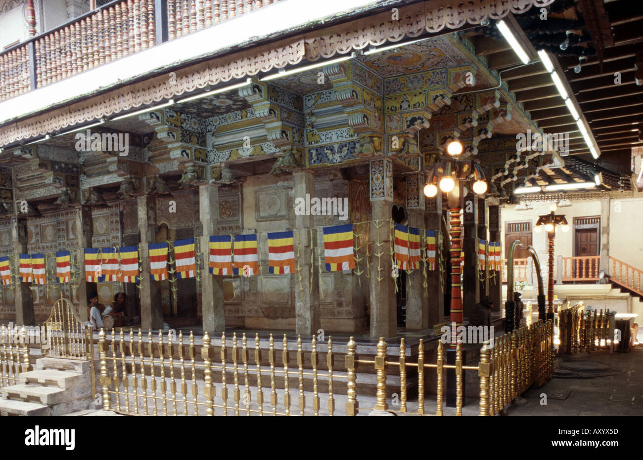 Kandy, Zahntampel mit heiligem Bodhi Baum, Stützkonstruktion Foto Stock