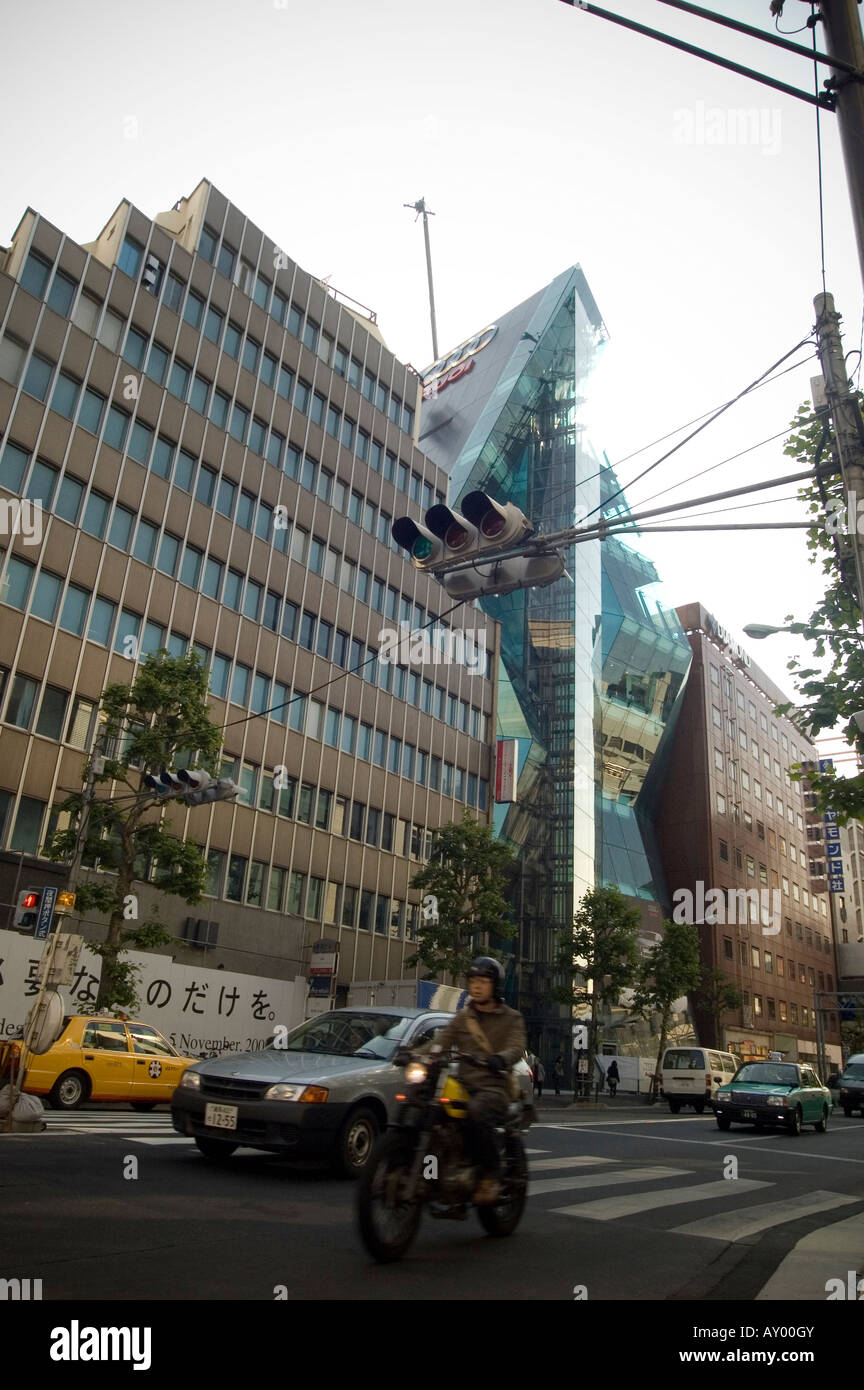 La guida della moto attraverso edificata Tokyo centrale Foto Stock