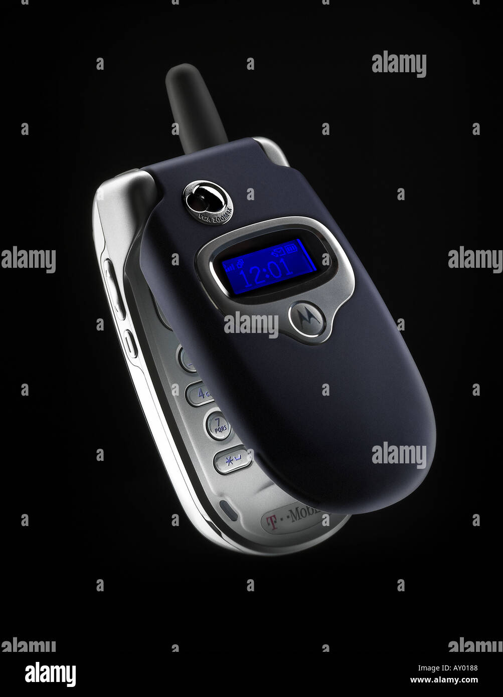 telefono cellulare motorola con stile flip su sfondo nero Foto Stock