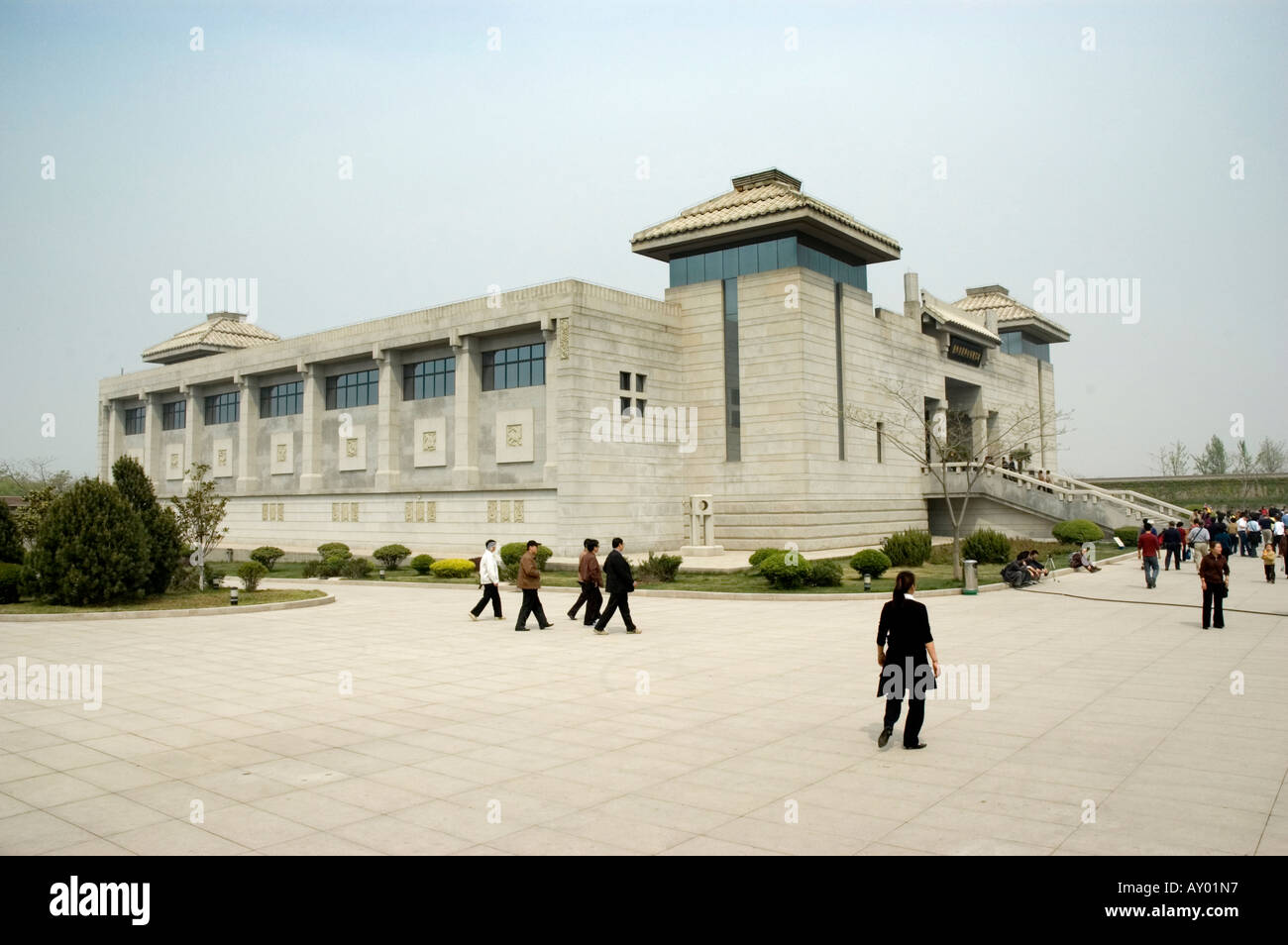 La grande sala espositiva costruito per coprire il box tenendo i soldati di terracotta, Xian Foto Stock