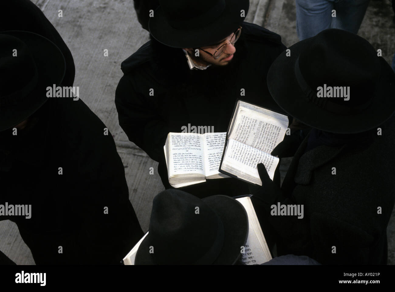 Gli studenti rabbinici pregare al di fuori Lubavitcher World Headquarters in Crown Heights, Brooklyn. Foto Stock