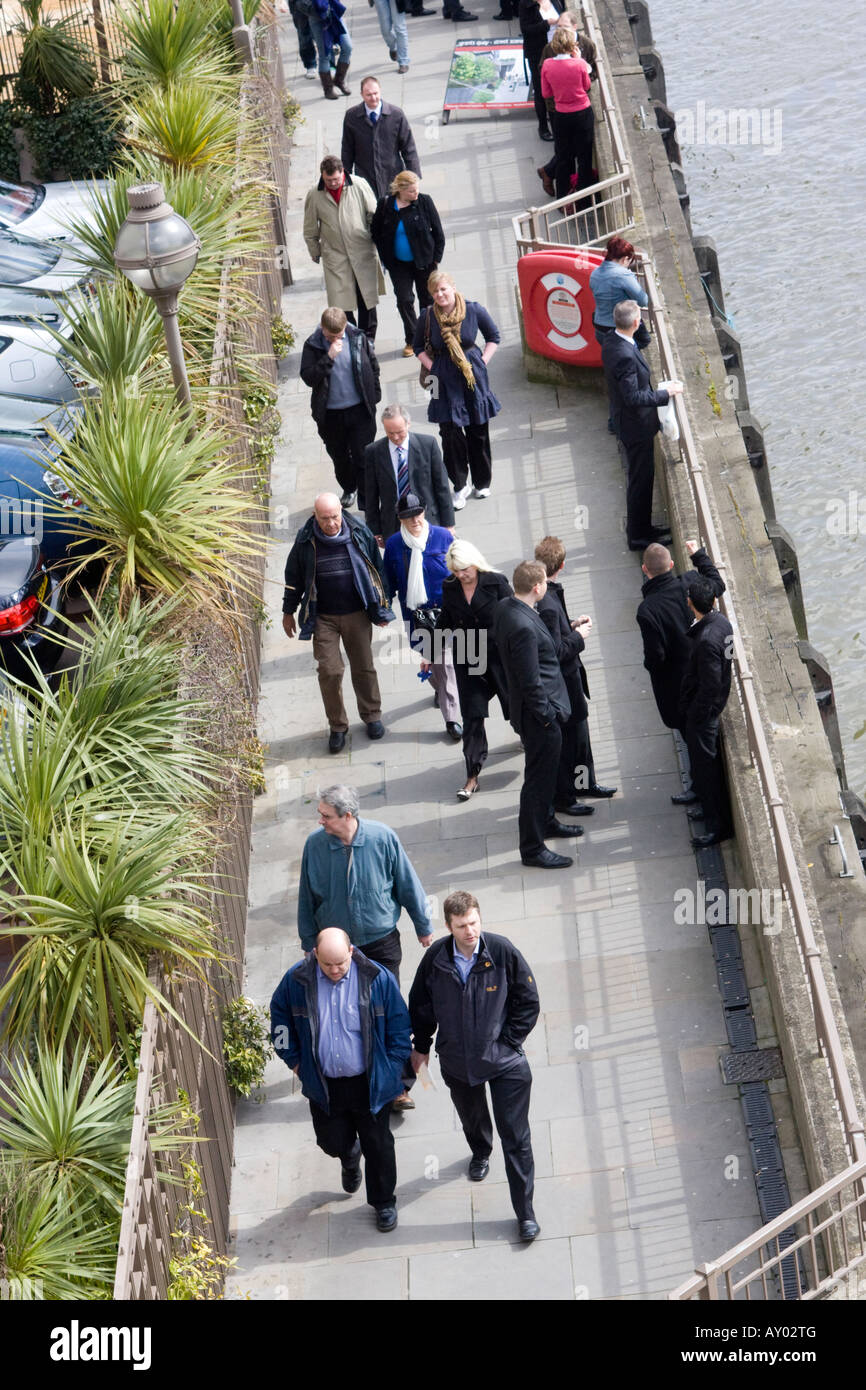 Città di Londra i lavoratori a piedi dal fiume Tamigi a pranzo Foto Stock