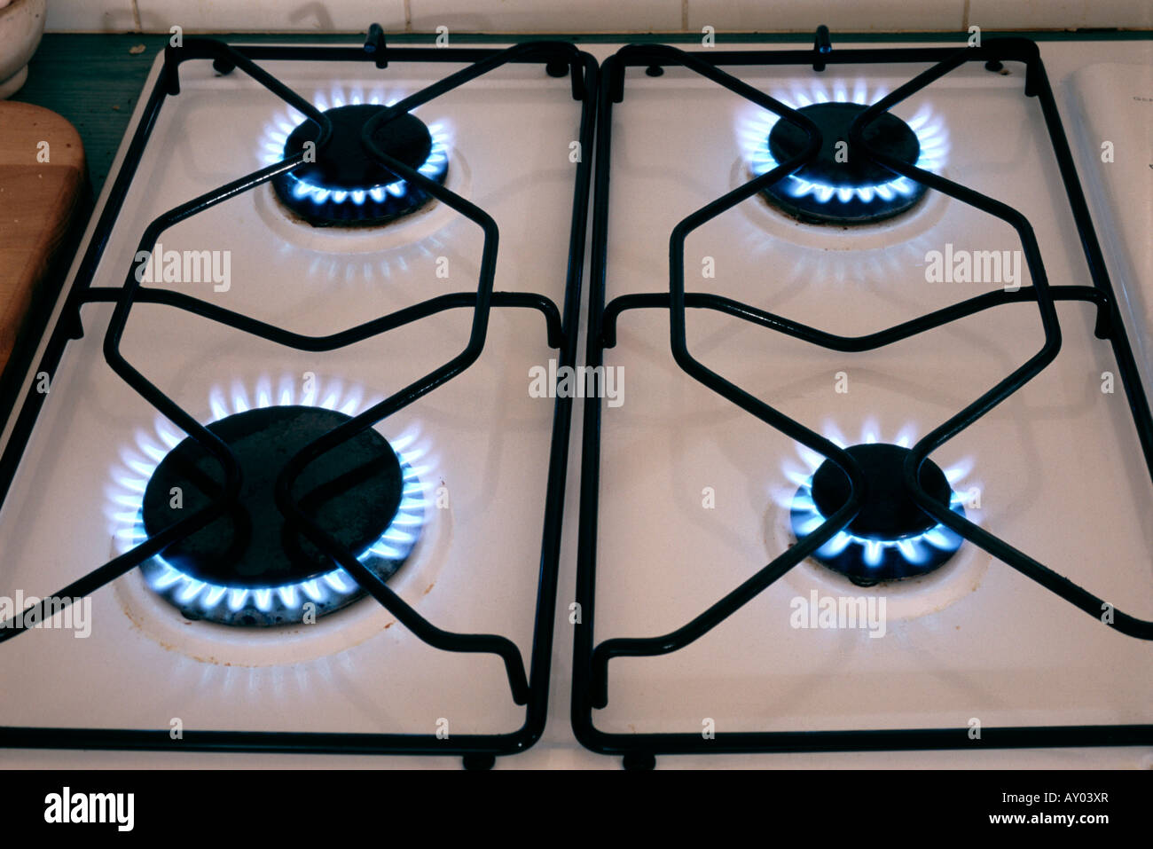 Illuminate gli anelli di gas di un fornello. Foto Stock