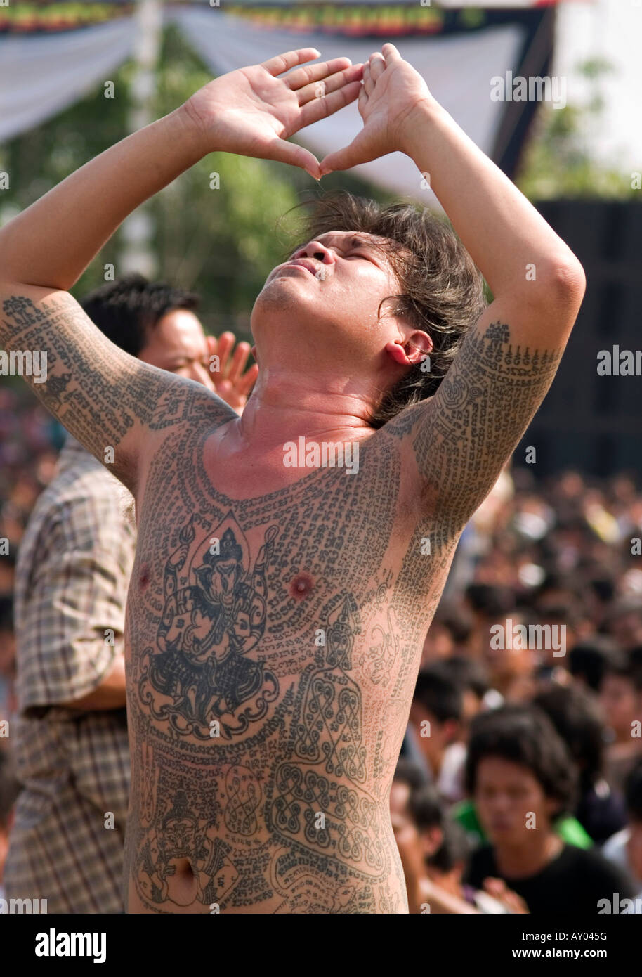 Il corpo di tatuaggi e trance al Wat Phra Bang Tattoo Festival in Thailandia Foto Stock