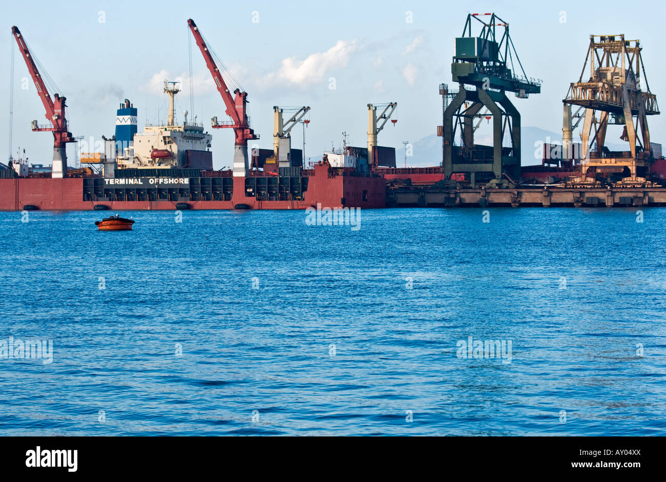 Il terminale offshore nel porto di Piombino Toscana Italia Foto Stock