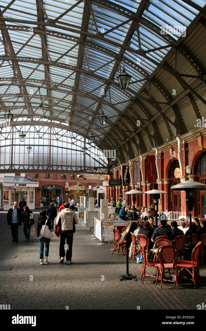 Il castello di Windsor e stazione ferroviaria Centro città turisti Royal Borough of Windsor e Maidenhead, Berkshire, Inghilterra, Regno Unito, GB Foto Stock