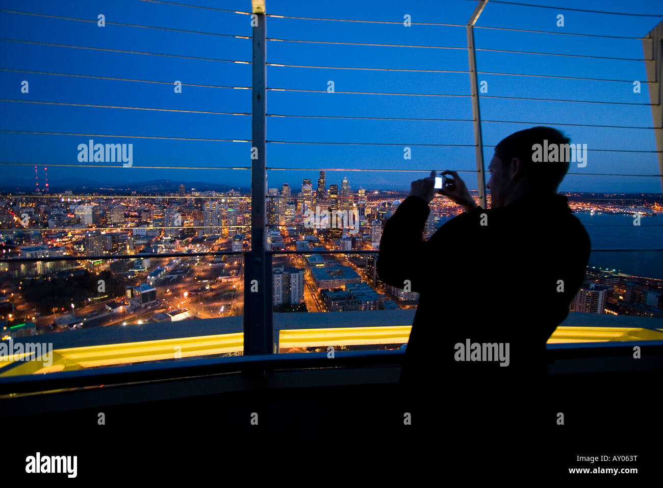 Un visitatore prende una foto del centro cittadino di Seattle, Washington dal ponte di osservazione dello Space Needle il 24 marzo 2008. Foto Stock