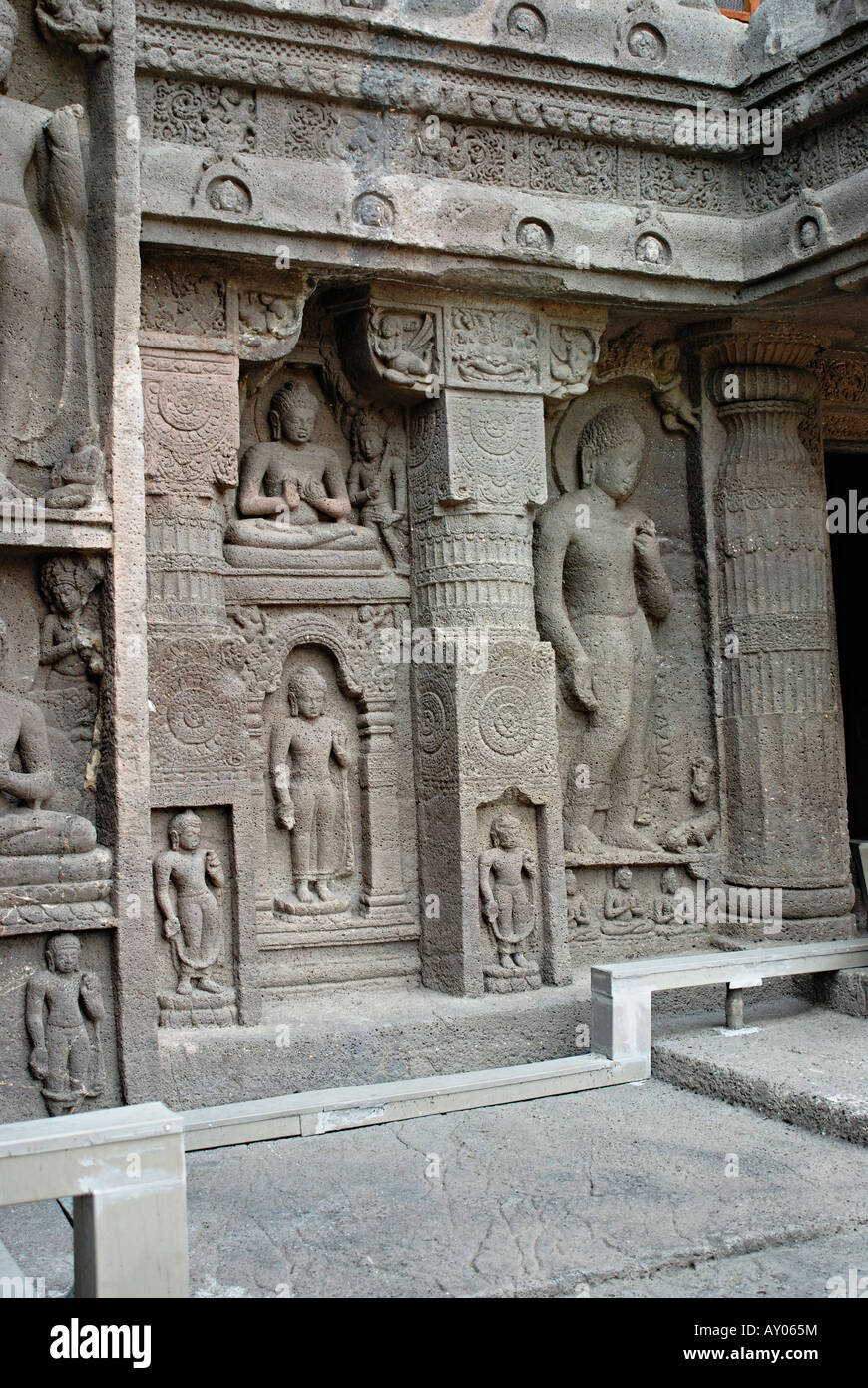 Grotte di Ajanta 9 : facciata di sinistra che mostra invadente Buddha poste dai devoti. Aurangabad, Maharashtra, India Foto Stock