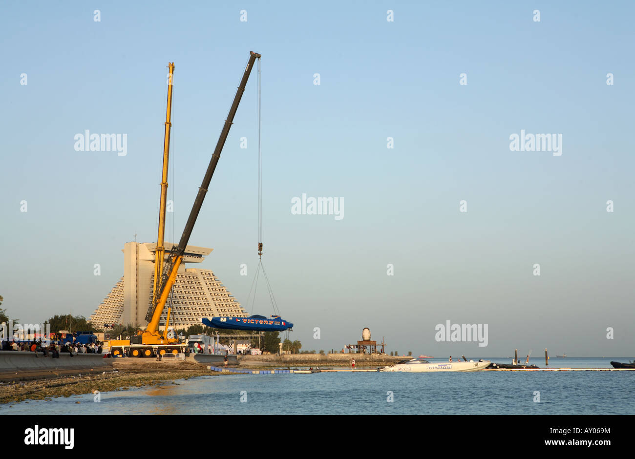 La F1 power boat provenienti dagli Emirati Arabi Uniti Victory Team sollevato dall'acqua di Doha Foto Stock