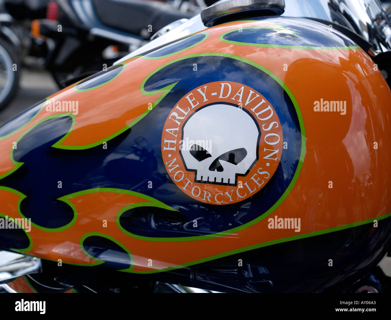 Harley Davidson Moto serbatoio carburante con custom paint job e il logo con cranio Foto Stock