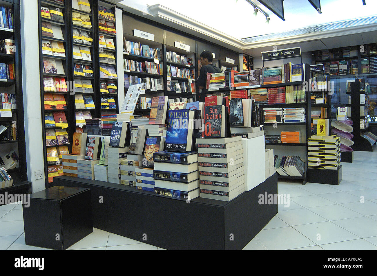 Il bivio BOOK STORE A BHULABAI DESAI ROAD Bombay Mumbai Maharashtra india asia rack asiatici piastrelle di ceramica per pavimento Foto Stock