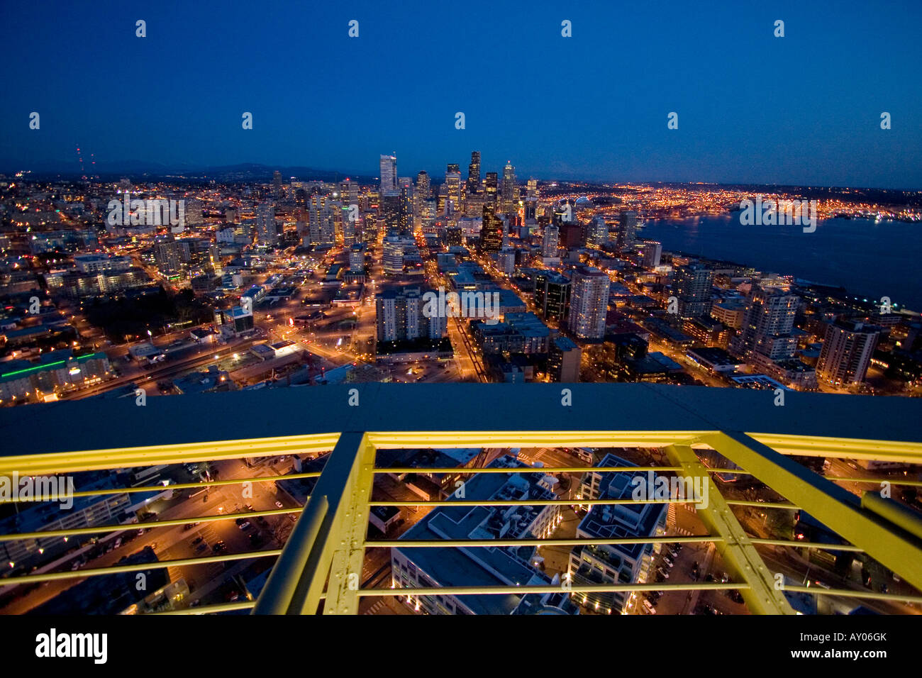 Il Seattle, Washington skyline è visto dalla parte superiore dello Space Needle il 24 marzo 2008. (Foto di Kevin Bartram) Foto Stock