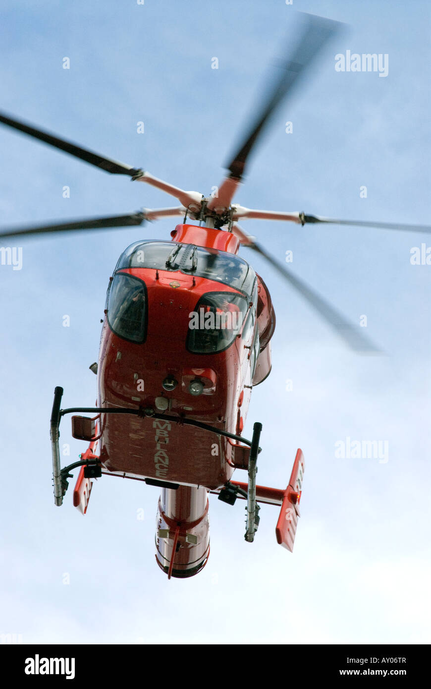 Air Ambulance il trasporto di incidente stradale vittima in ospedale da Hounslow, Middlesex, Regno Unito, 30 marzo 2008. Foto Stock