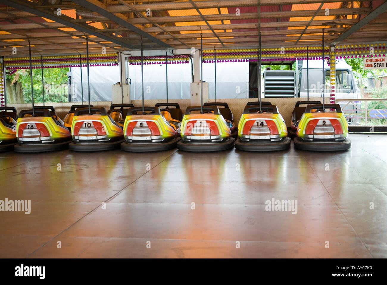 Il paraurti di automobili o dodgems in Saffron Walden fiera in Inghilterra Foto Stock