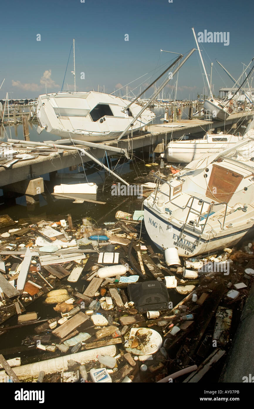 Barca a vela i detriti in New Orleans, un anno dopo l'uragano Katrina. Foto Stock