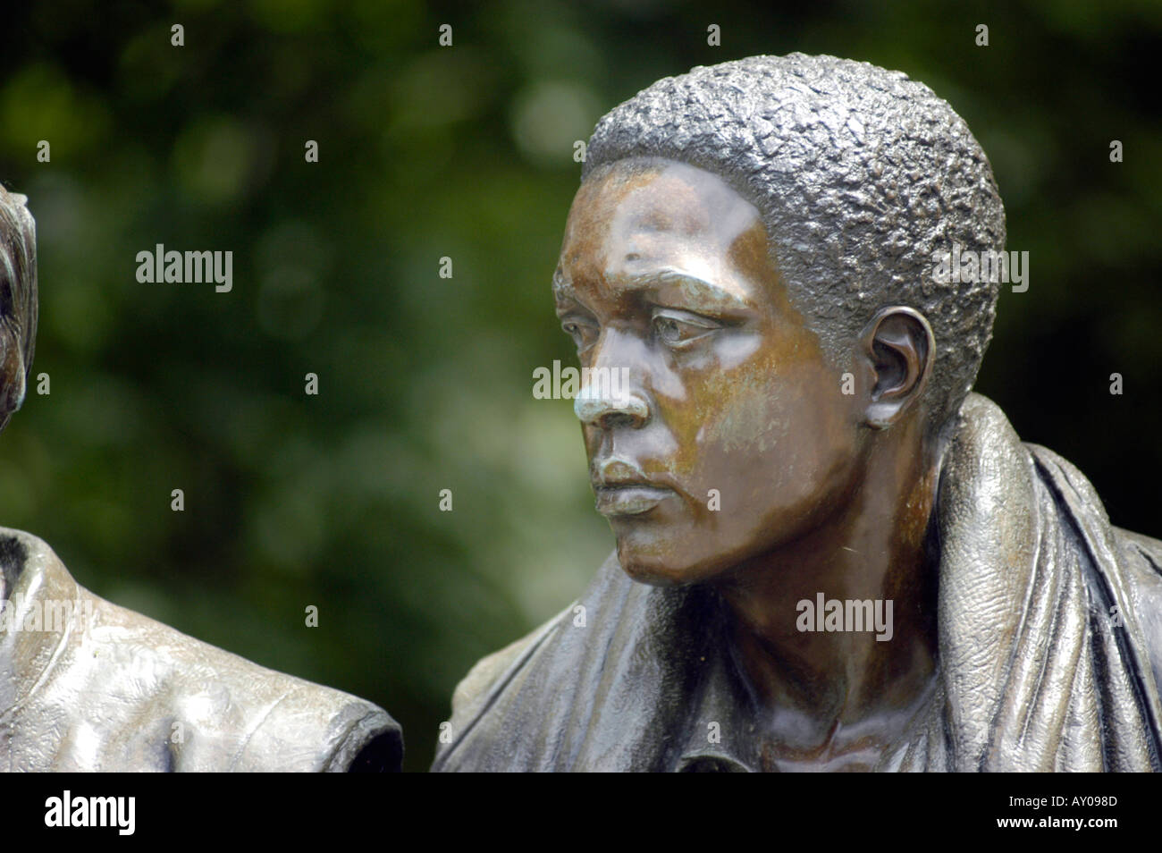 Memoriale del Vietnam a Washington DC Statua di un'etnia nera soldato durante la guerra con capelli corti Foto Stock