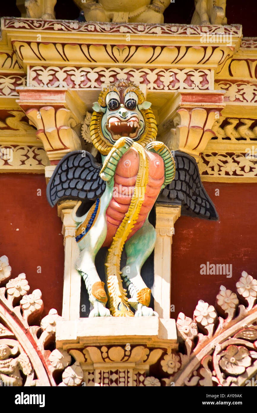 Animali scolpiti sulla parete esterna del Thirumalai Nayak Palace, Madurai, Tamil Nadu, India Foto Stock