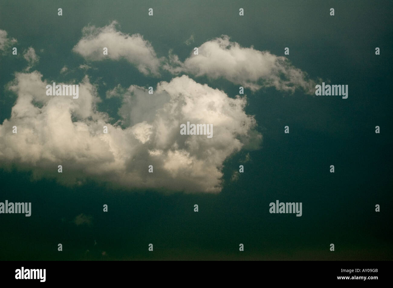 Soffici nuvole bianche su un cielo blu Foto Stock