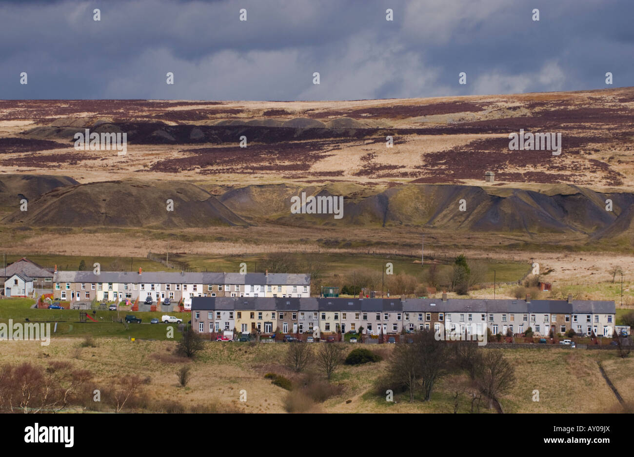 Terrazza vittoriana di case a Garn yr Erw Blaenavon Lancaster South Wales UK UE nella storica post landsc industriale Foto Stock