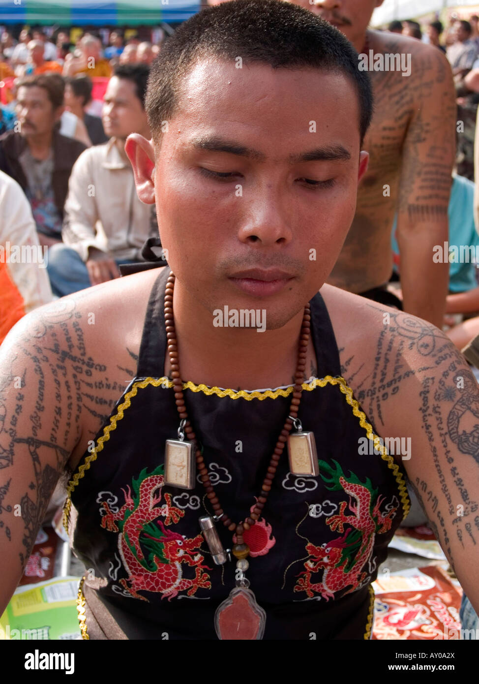 Amuleti e tatuaggi per fortuna presso il Wat Phra Bang Tattoo Festival in Thailandia Foto Stock