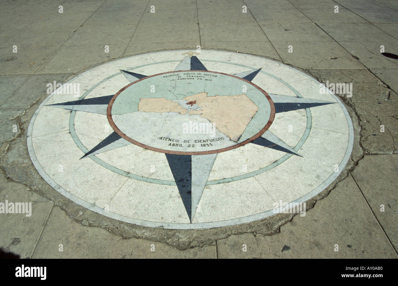 Circolare commemorativa lapide raffigurante mappa di Cienfuegos Foto Stock