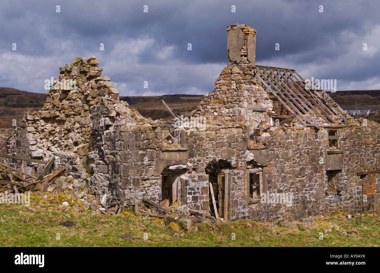 Agriturismo abbandonati sotto nuvoloso scuro cielo grigio vicino a Blaenavon Lancaster South Wales UK UE Foto Stock